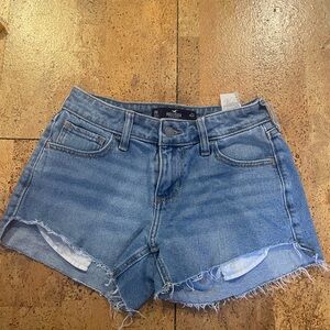 Hollister low rise boyfriend short 3” size 23